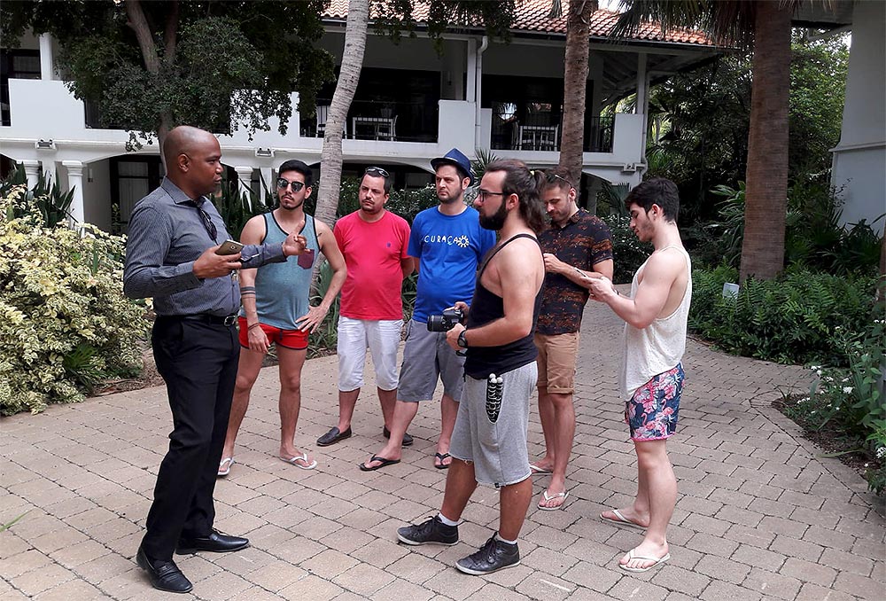 Hotel gay em Curaçao: Tour guiado pelo Floris Suite Hotel & Spa, com os youtubers Fer Escarião e Klebio Damas - Foto: Charla Nieveld